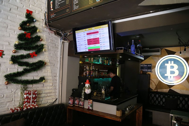 Cận cảnh giao dịch bitcoin bằng máy ATM tại TP.HCM